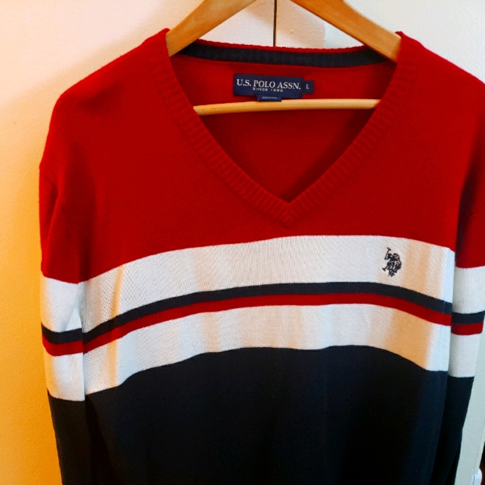 V-neck long sleeve t-shirt